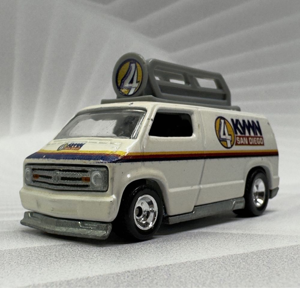 Колекційна машинка Hot Wheels - ANCHORMAN - '77 Custom Dodge Van 2013