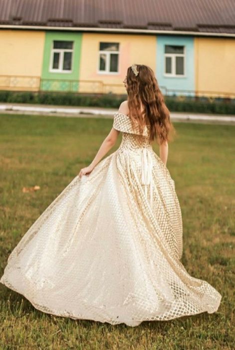 Випускна сукня золотиста
