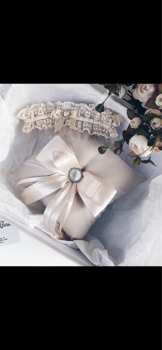 Свадебная подушечка для колец и  подвязка