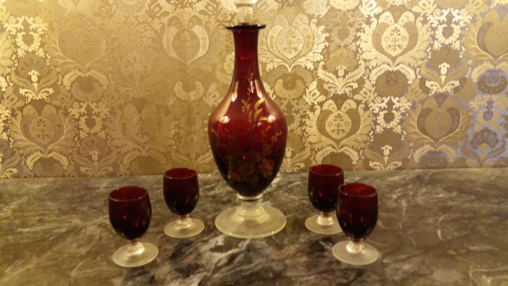 Garrafa com copos de vidro. Pintado à mão.