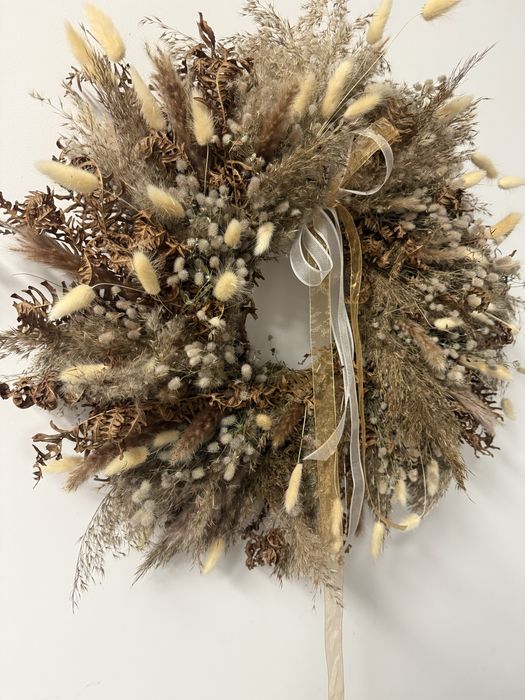 Wianek na drzwi z suszonych roslin