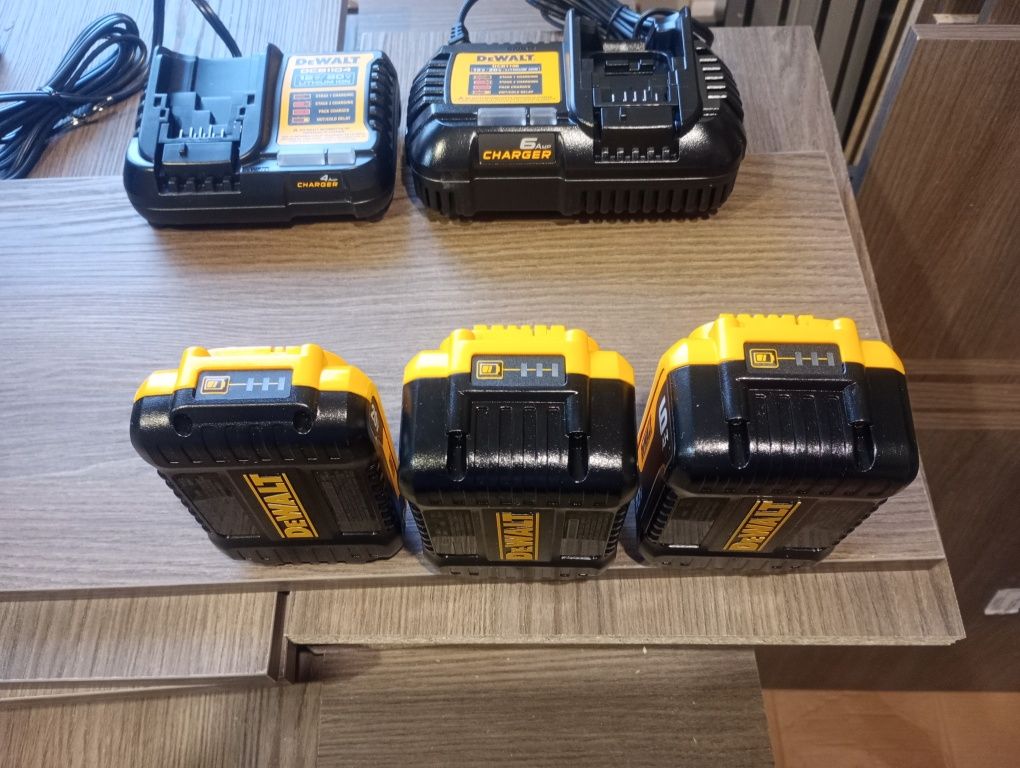Dewalt DCB  зарядний пристрій 6ам та 4 ам акумулятори зарядка