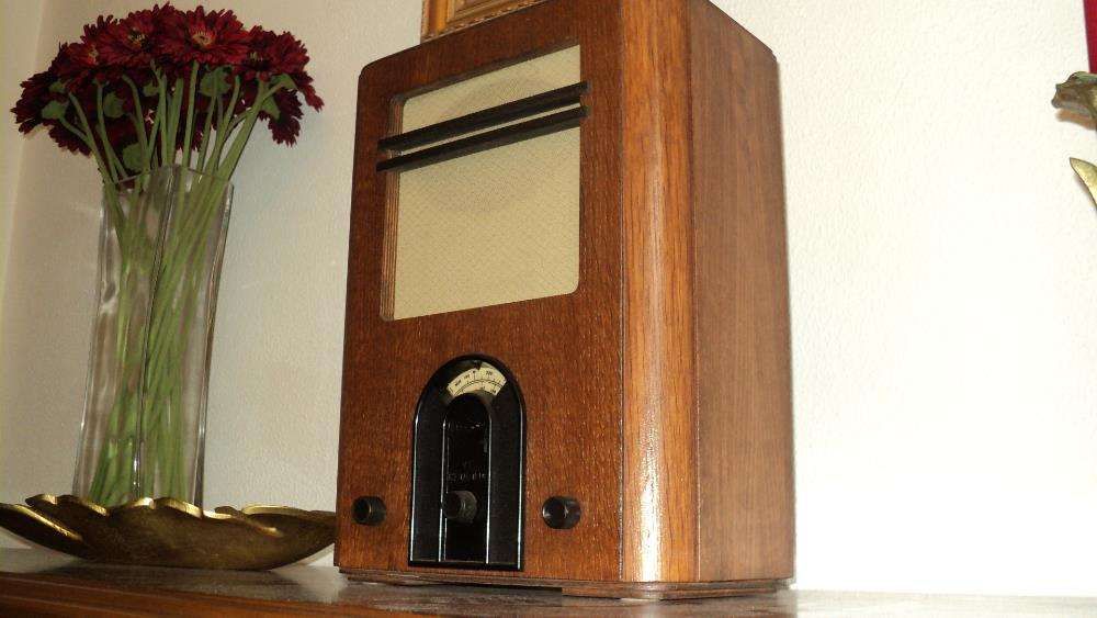 Radio antigo de madeira dos anos 70-80 - a tocar bem