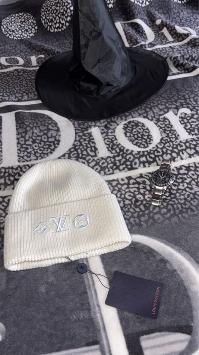 Biala czapka Louis Vuitton