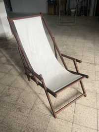 Cadeira de madeira com tecido