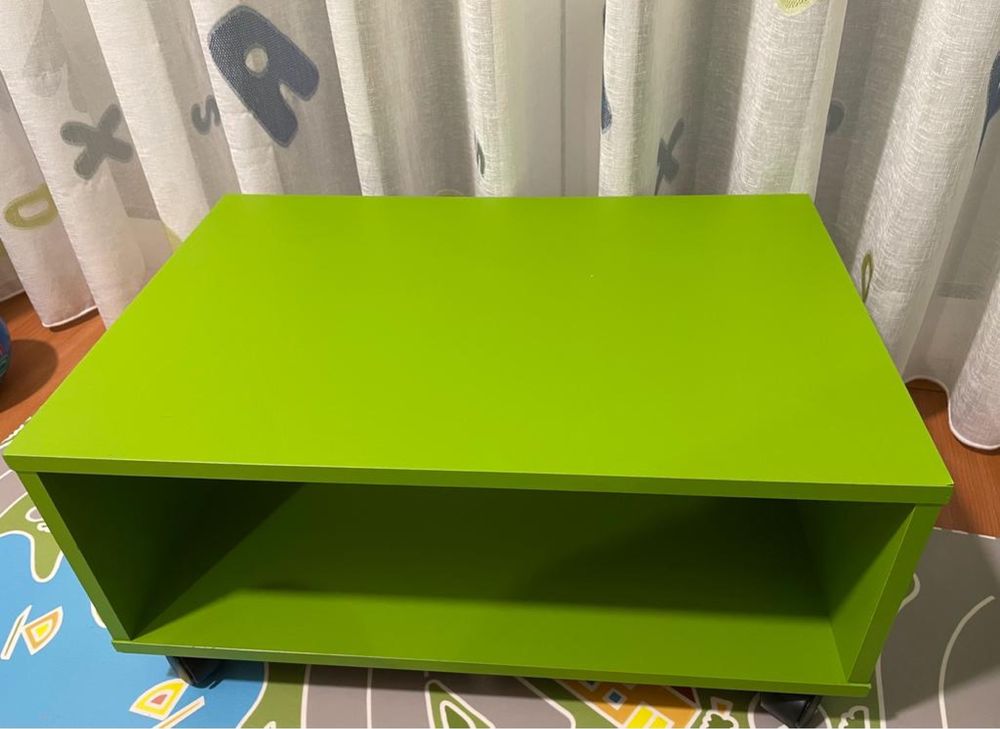 Mesa de apoio para quarto de criança