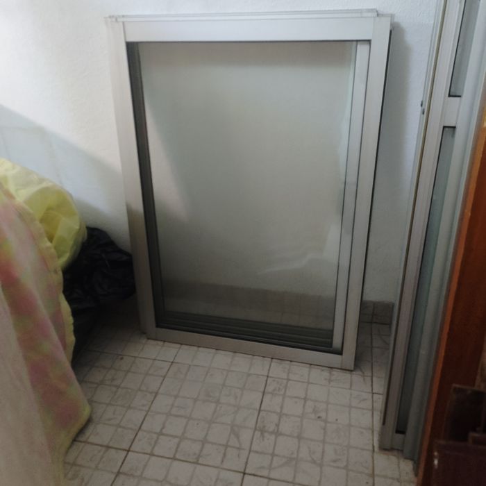 2 conjuntos de janela de alumínio média com aduelas cada conjunto 89€