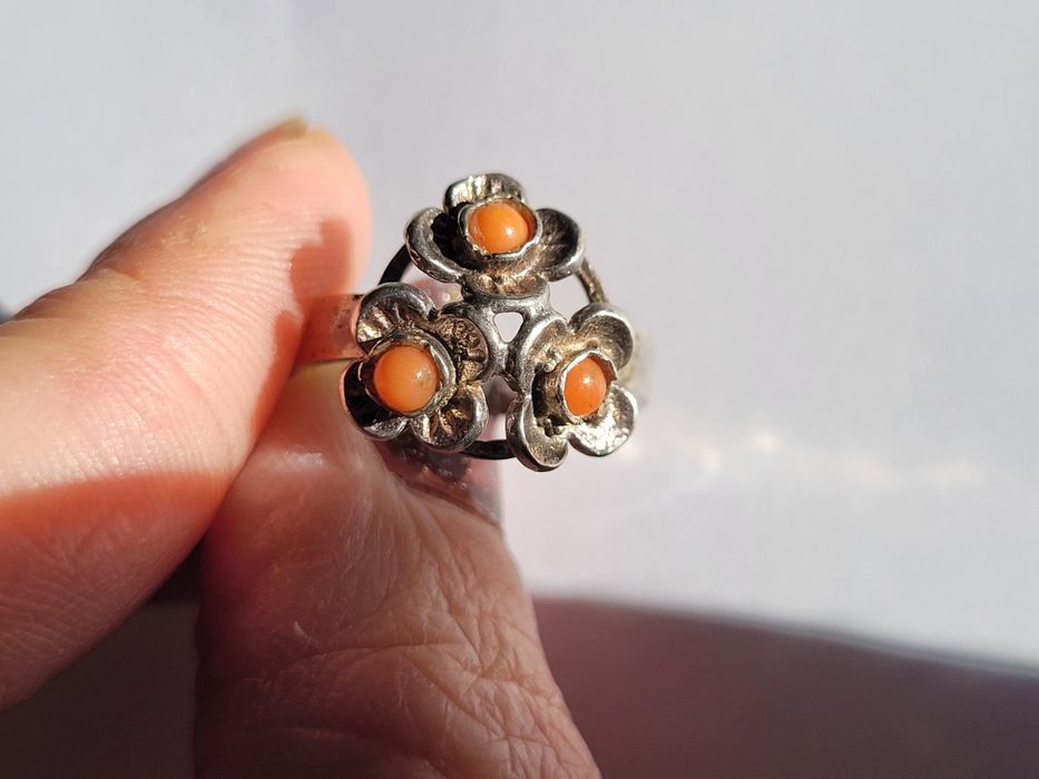 Stary pierścionek z kwiatkami i koralem