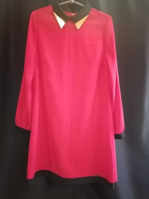 Шикарне червоне плаття з комірцем.