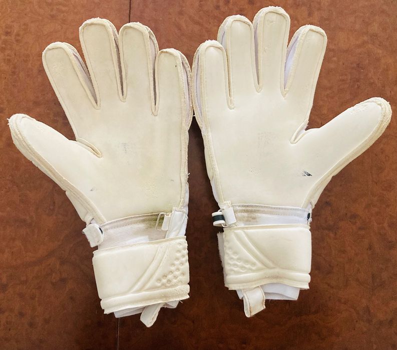 Luvas de Guarda redes utilizadas em jogo