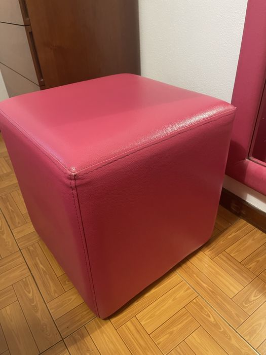 Banco puff rosa em couro