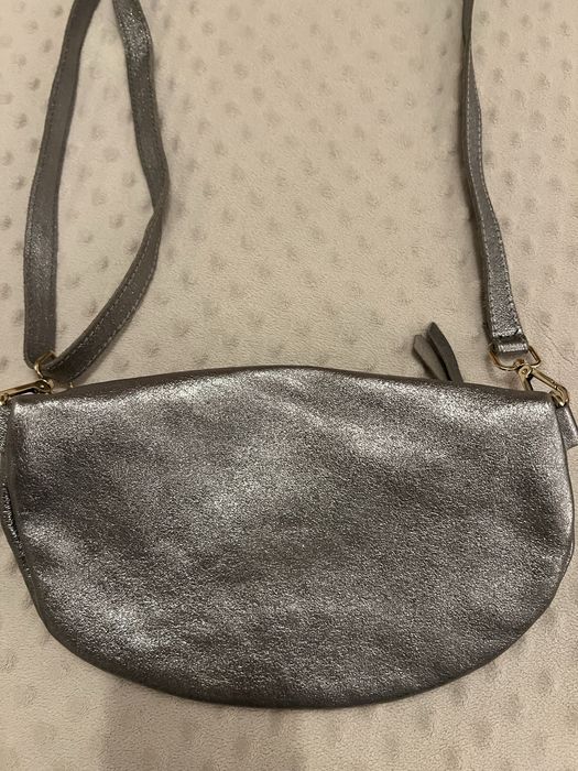 Bolsa de cintura prateada em pele