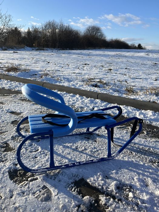 Sanki metalowe z oparciem tradycyjne niebieskie