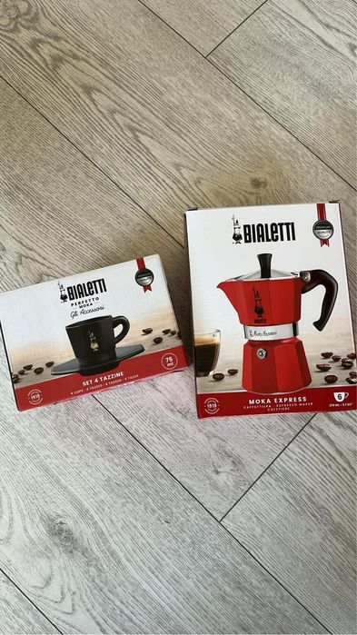 Bialetti kawiarka Moka Express 6tz czerwona plus filiżanki