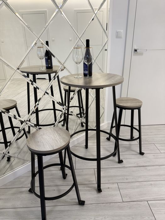 Stolik barowy z dwoma krzesłami