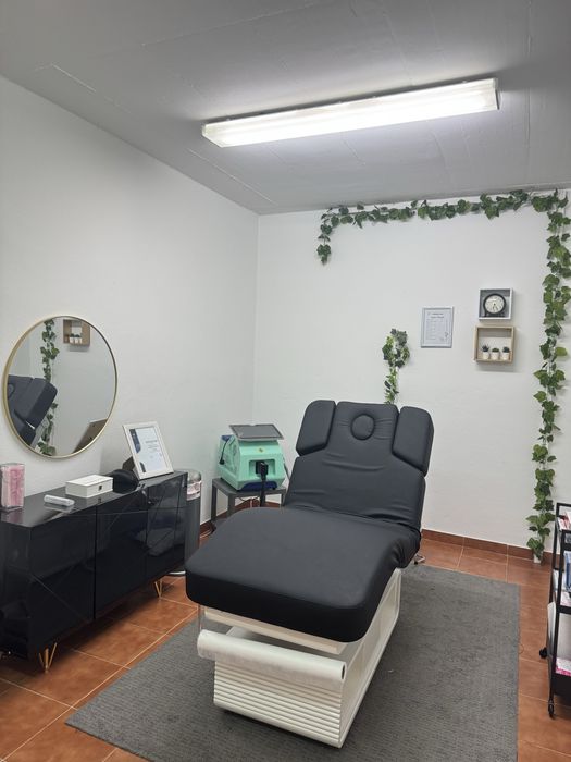 Sala equipada para prestação de serviços de depilação a laser