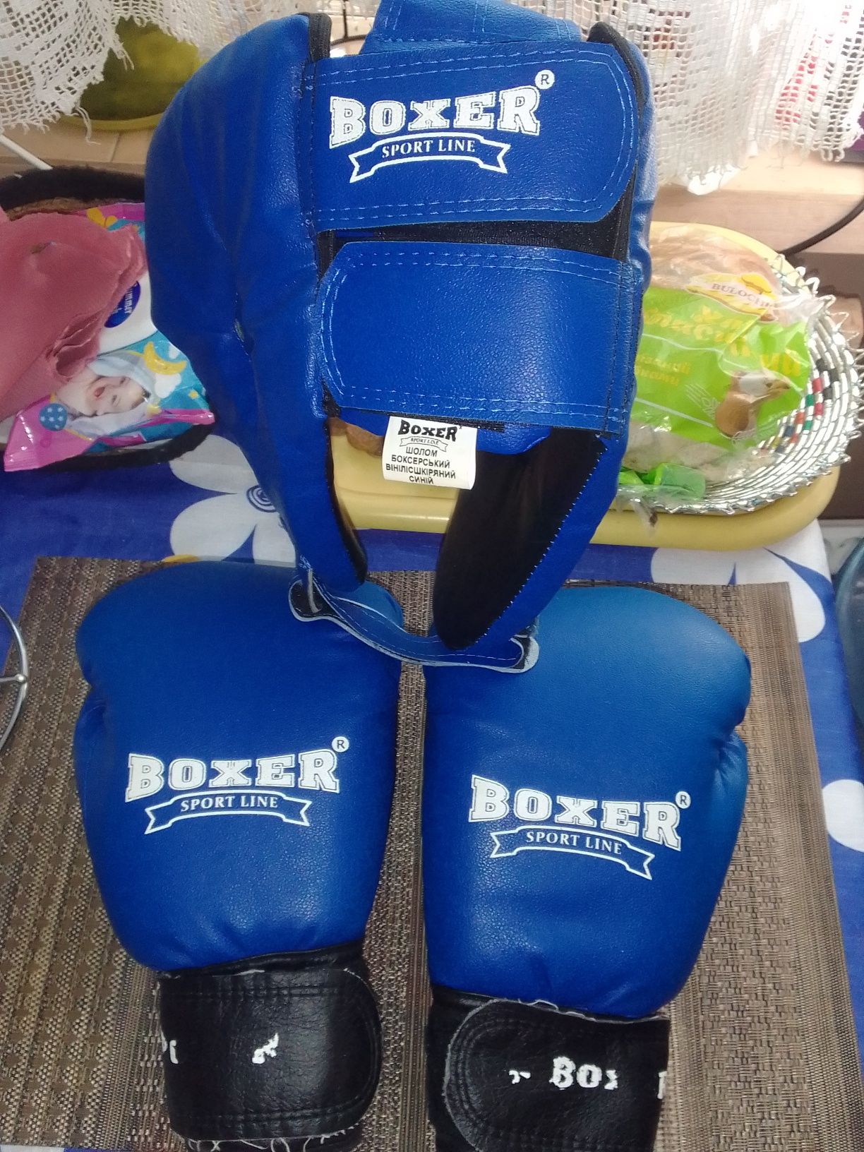Боксерські рукавички та шолом
