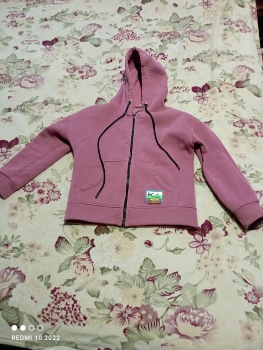 Кофта тепла на дівчинку.