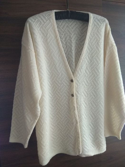 Sweterek damski kolor kremowy szer.54 dl.70cm.