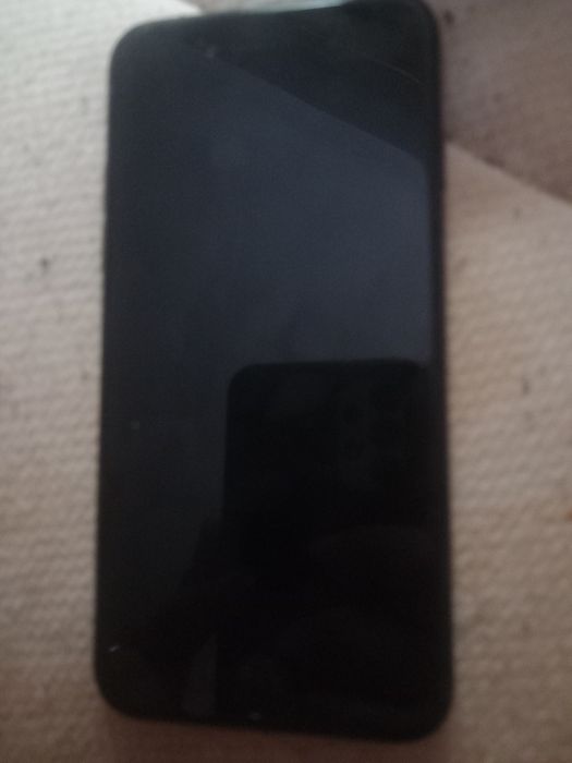 IPhone SE 2021 com capa e acessórios