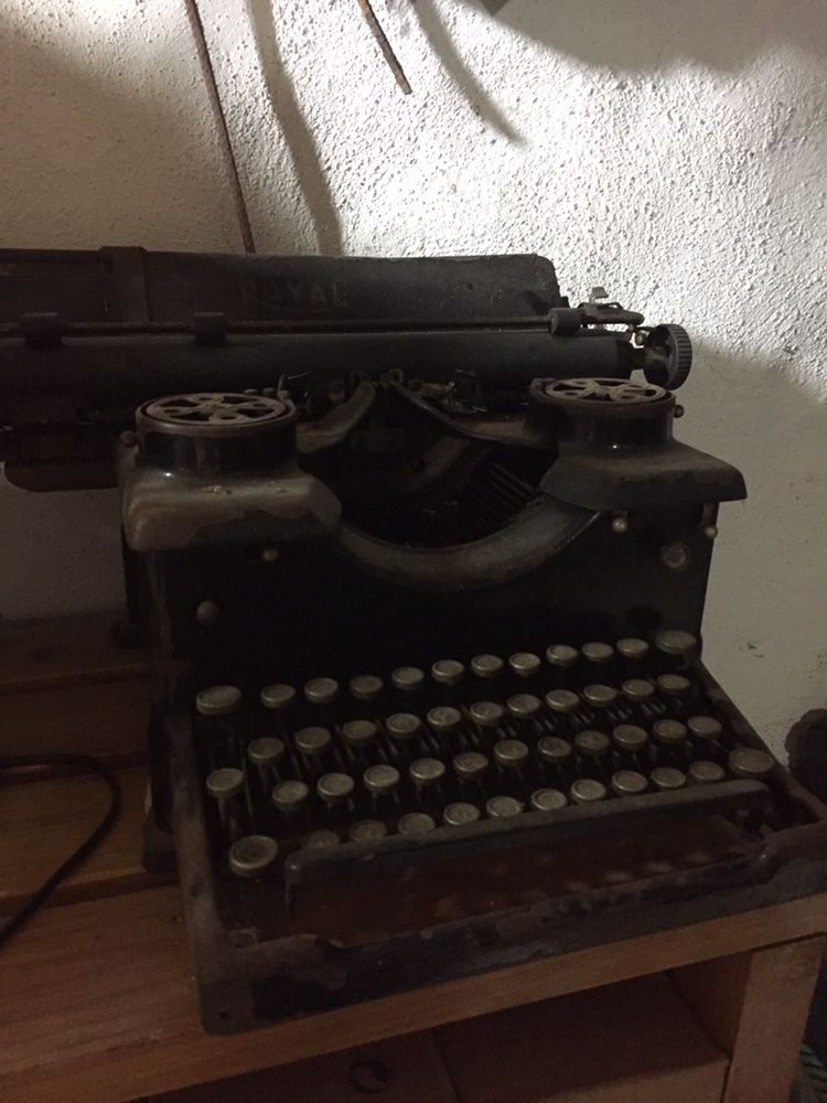 Máquina de Escreve muito Antiga para Colecão