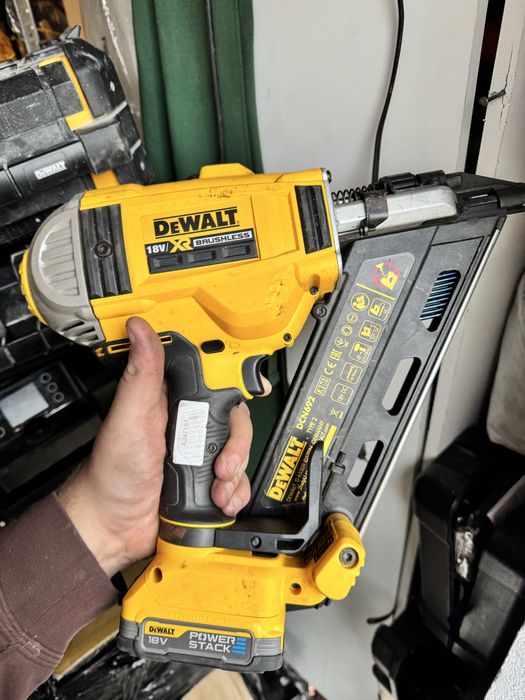 Gwoździarka dewalt dcn692 typ 2