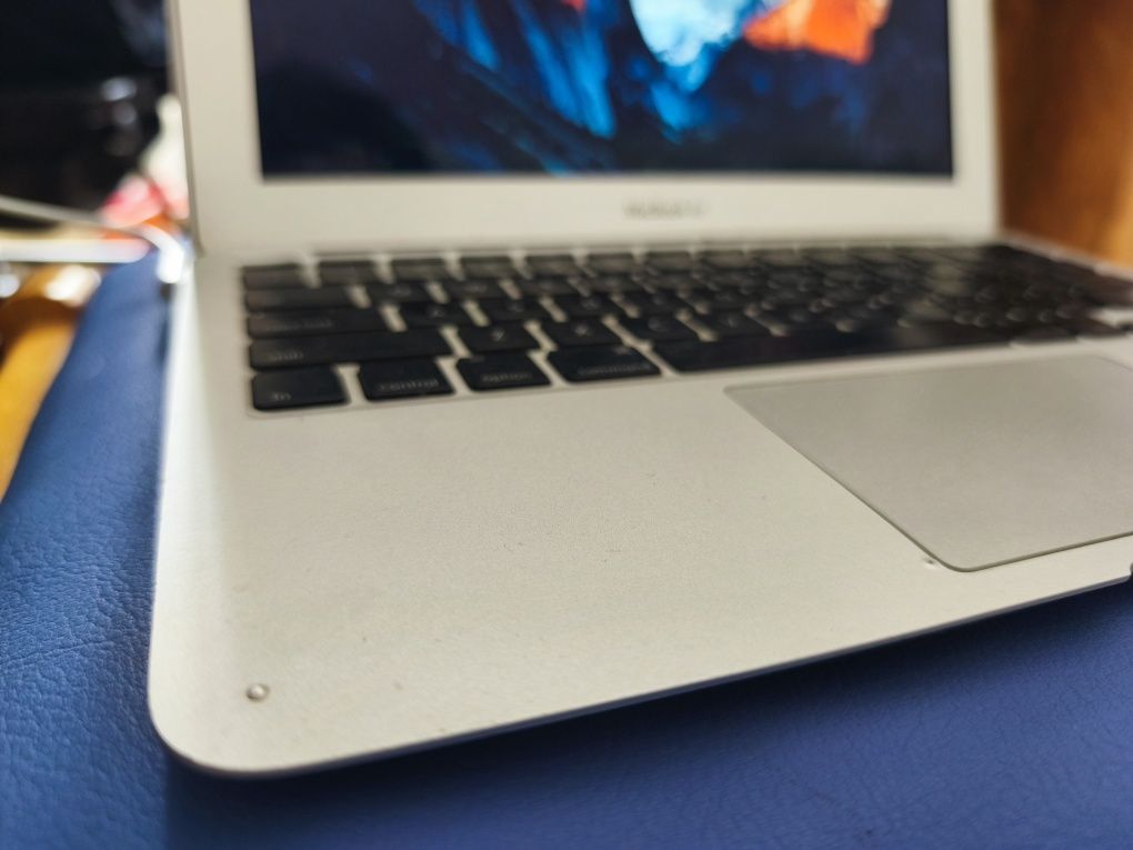 Macbook Air 3.1 - 2gb RAM - 32gb ROM - 11,6 pol