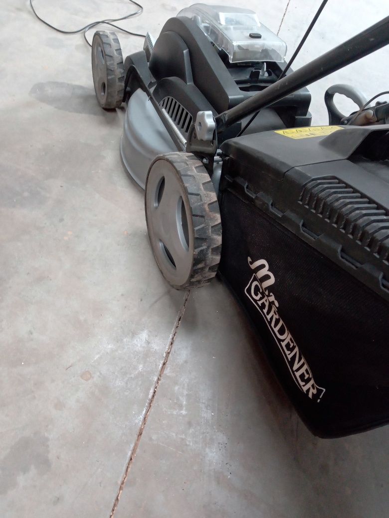 Do sprzedania kosiarka akumulatorowa z koszem i napędem  GARDENER