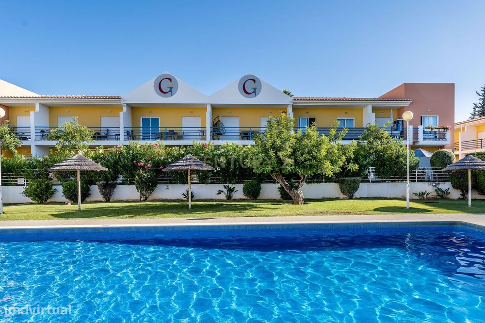 Apartamento T2 com Piscina e Garagem – a 5 minutos da Praia da Galé