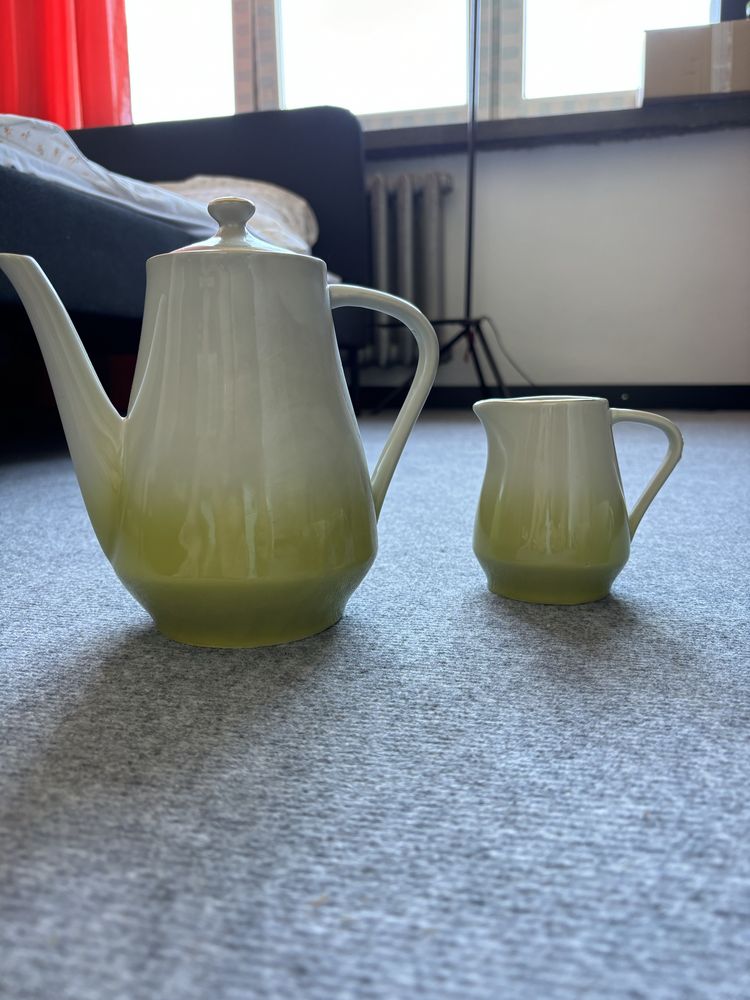 Zestaw do kawy porcelana PRL kolorowy plus talerze w trzech rozmiarach
