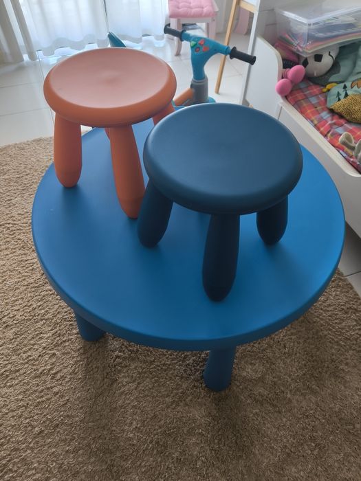 Mesa IKEA Mammut + 2 banquinhos