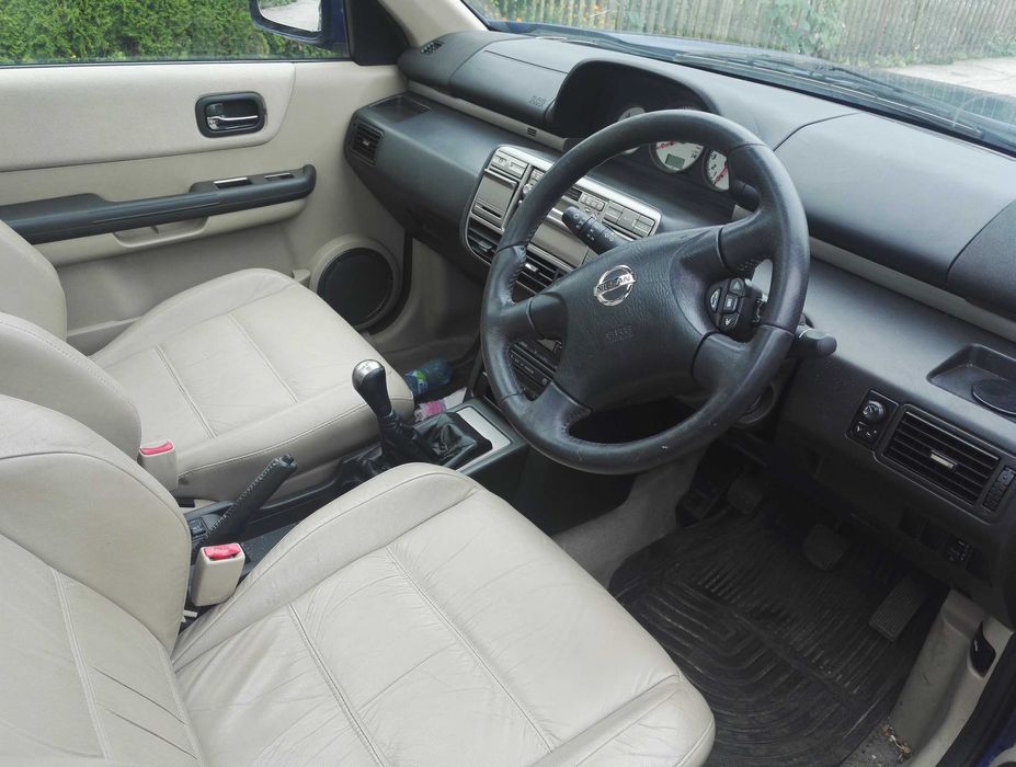 nissan xtrail t30 2,5 benz.uskodzony