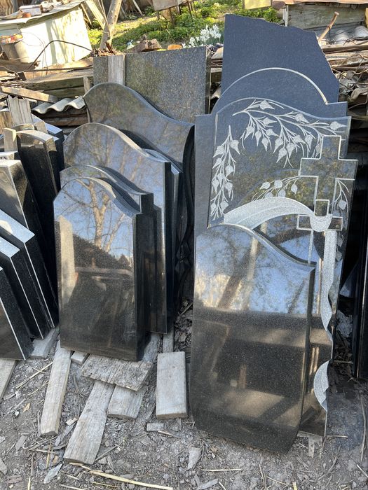 Памʼятники, площадки