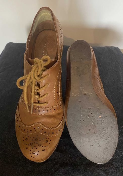 Sapatos em pele de cunha marca Aldo