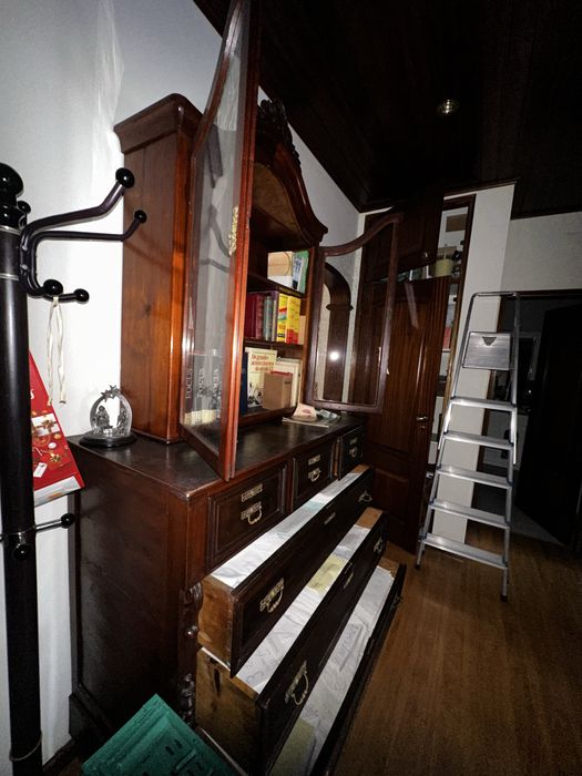 Vendo cómoda em madeira com estante superioi