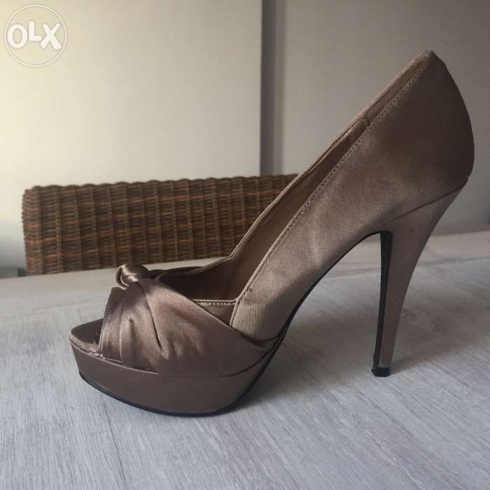 Sapatos cetim Bronze salto alto NOVOS