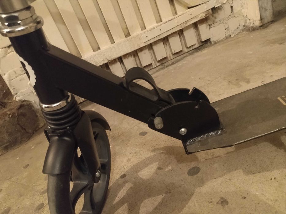 Hulajnoga czarna Lionelo Luca