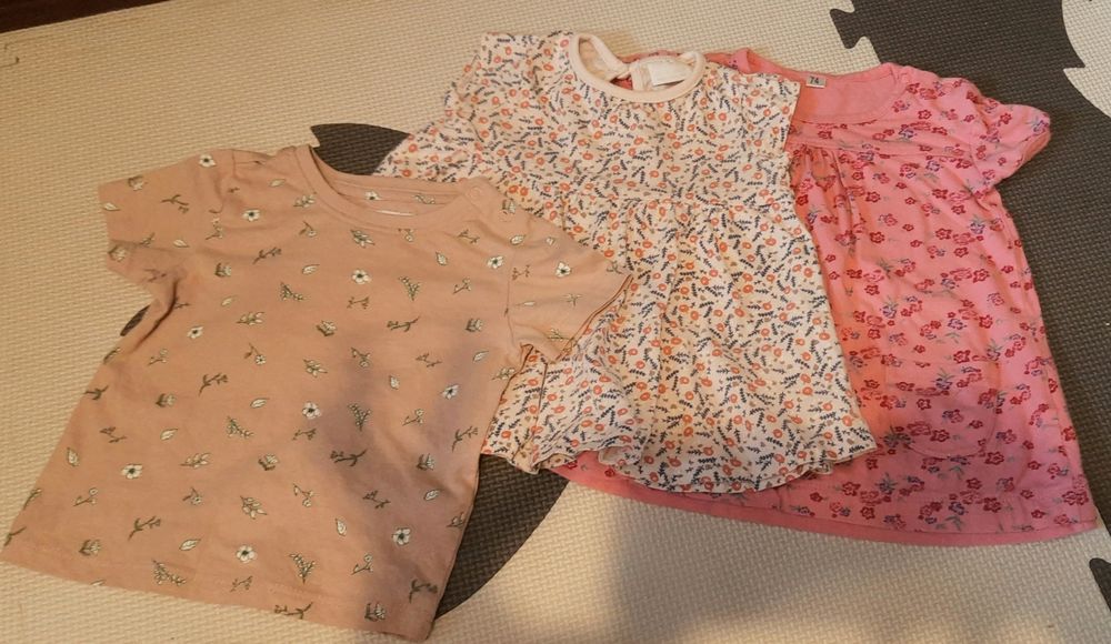 Komplet zestaw paka na lato 74 kwiaty sukienki i nowa bluzka F&F Sinsa