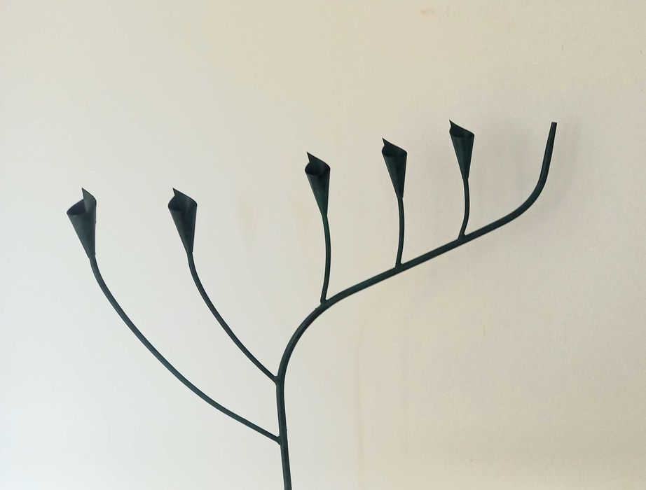 Wysoki świecznik podłogowy