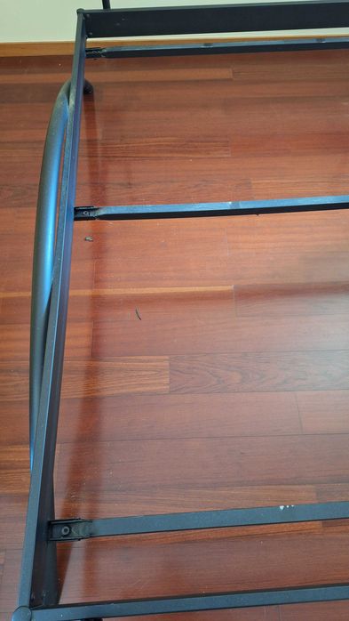 Cama de casal em metal