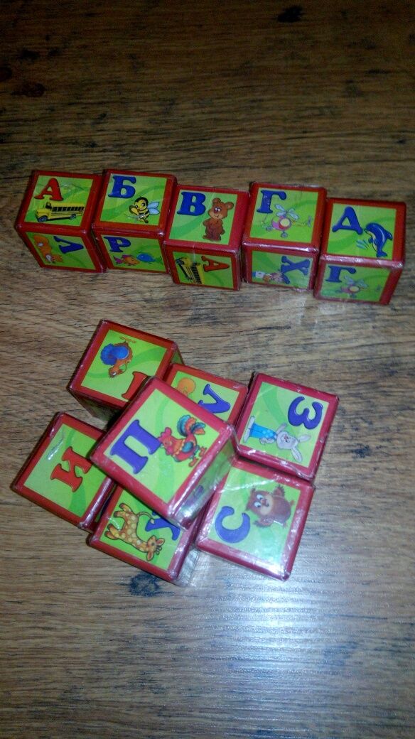 Різні дитячі іграшки:кубики,шестикутники,чоловічки