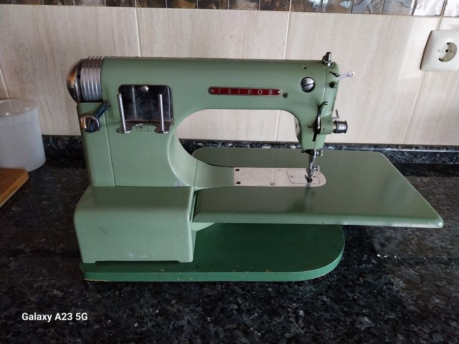 Máquina de costura muito antiga