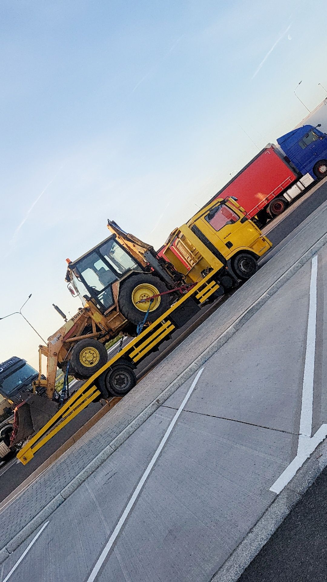 Transport maszyn budowlanych i rolniczych Autolaweta Pomoc Drogowa