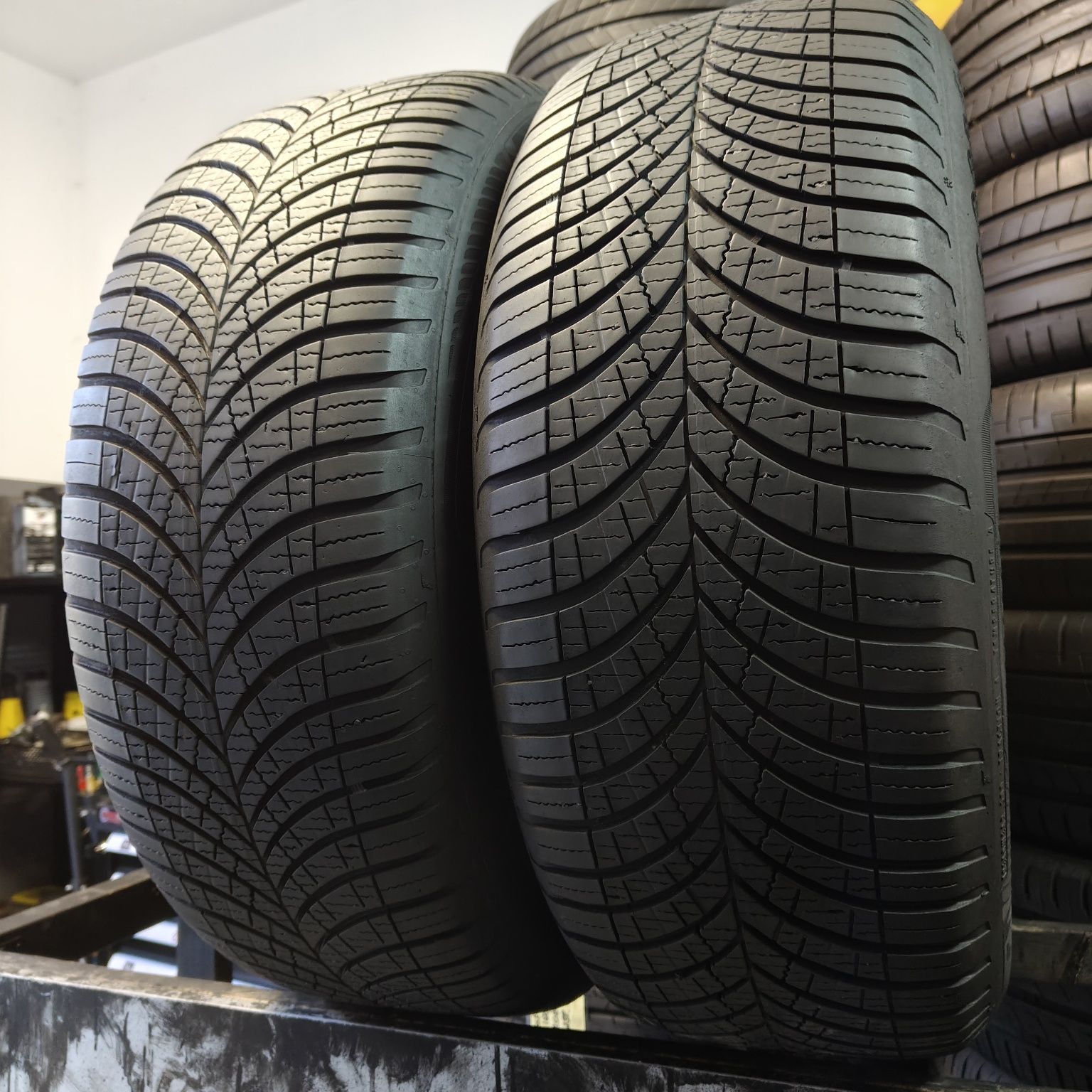 235/55/19 XL Sprzedam parę opon całorocznych Goodyear