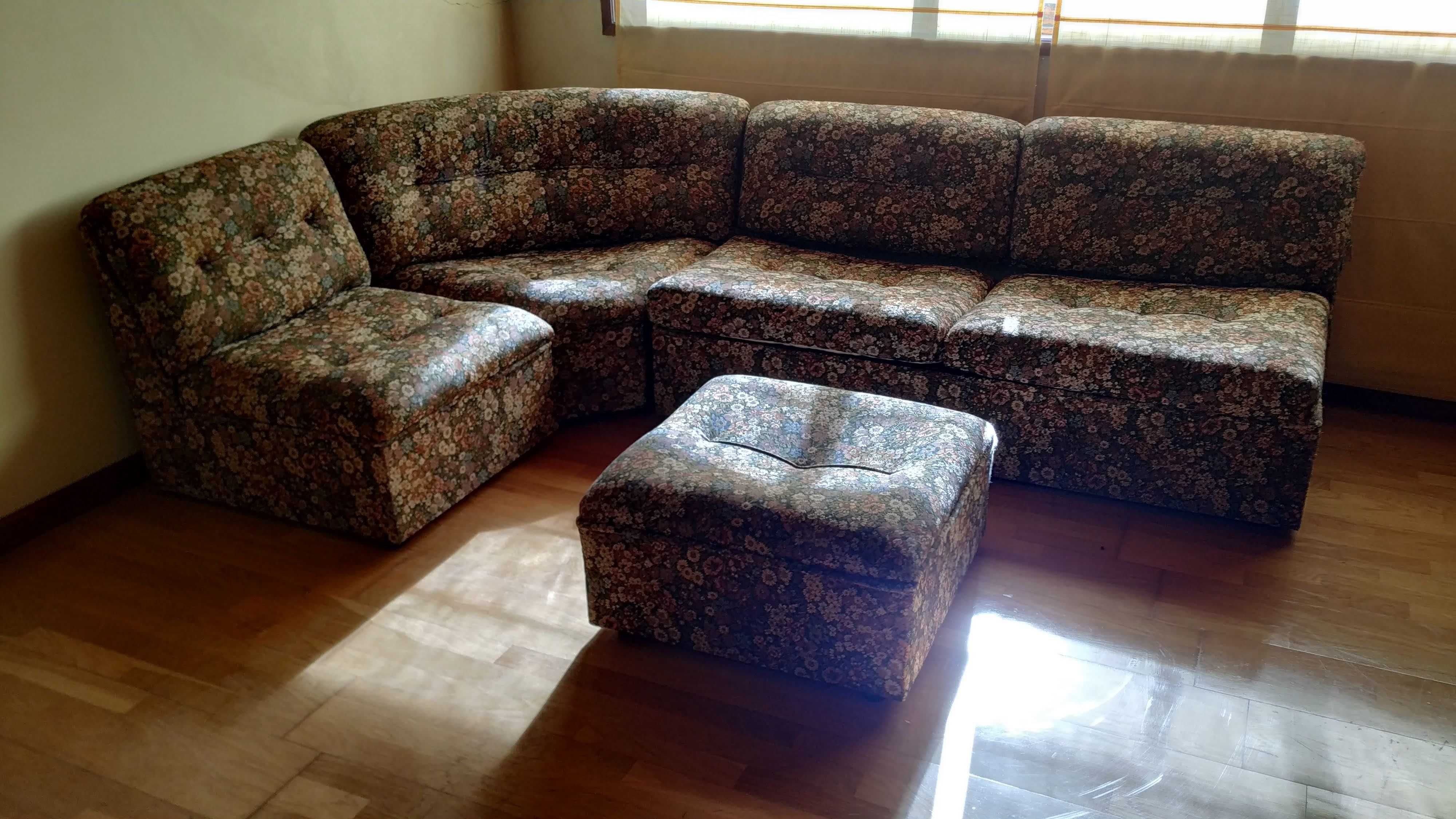 Conjunto de sofás vintage em tecido “Gobelin”.