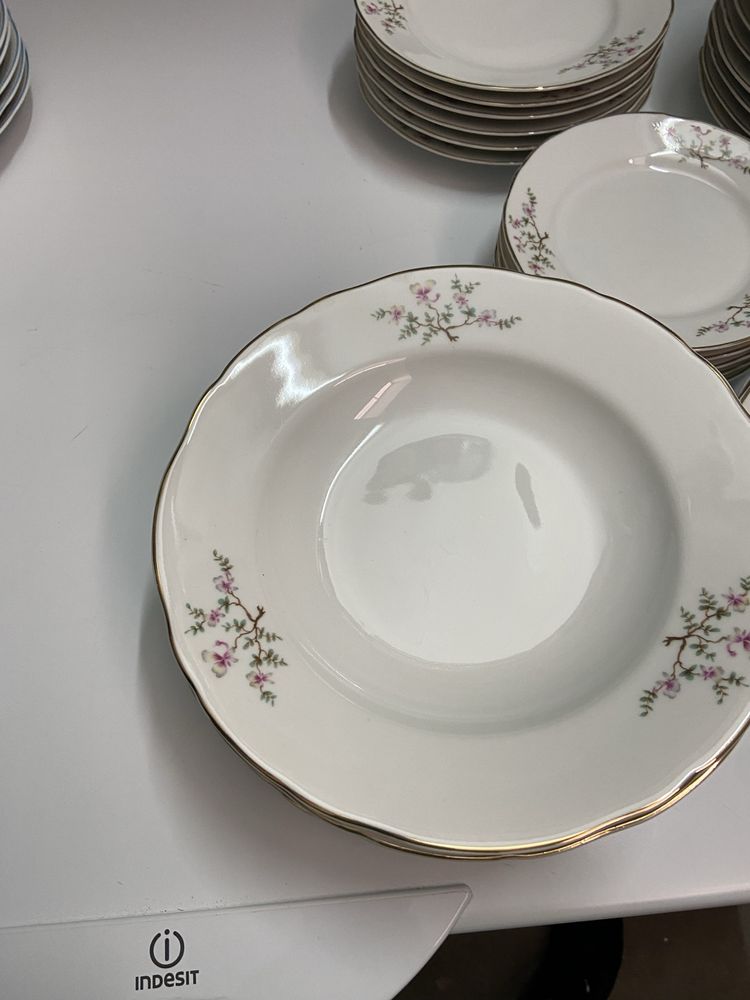Conjunto de pratos muito antigos