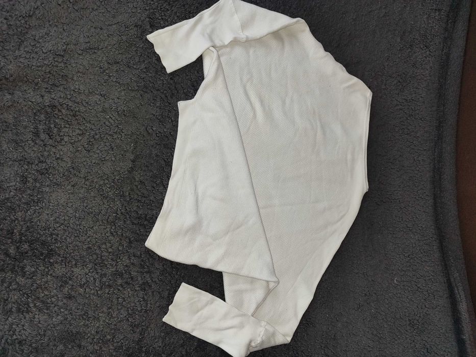 Красивая белая кофта