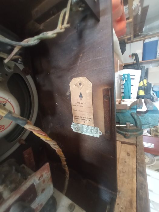 rádio  modelo Bush DAC11,