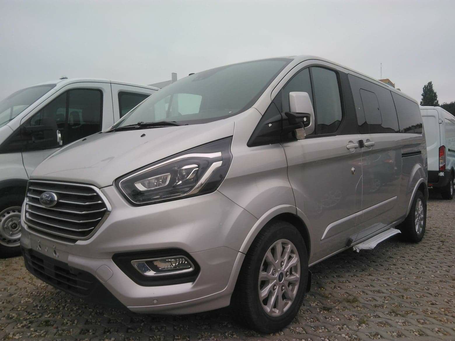 Wynajem Busa Ford Tourneo Custom 8 osobowy