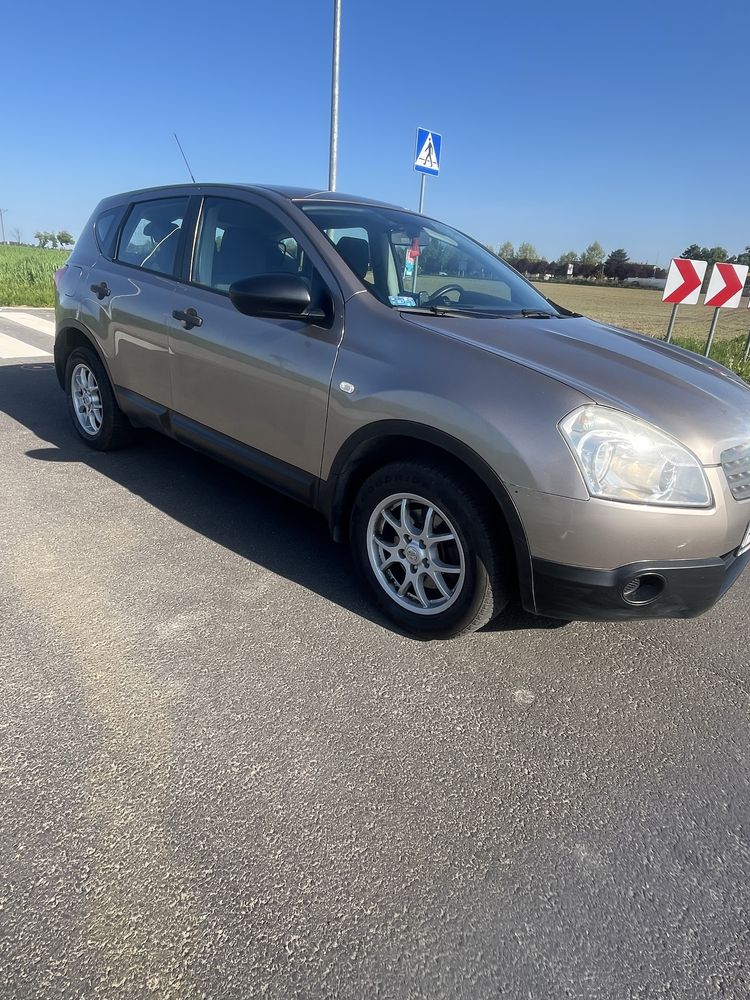 Nissan z rocznym LPG 2,0